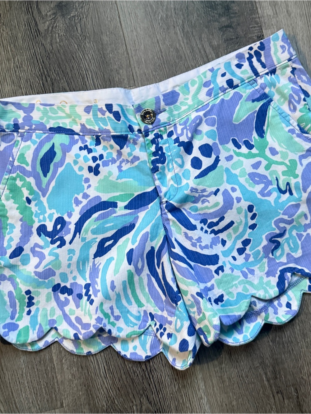 Lilly Pulitzer Buttercup Chino Shorts Size 4 Floral Cotton Scalloped -0200